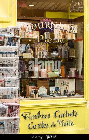 Internationale Zeitungen, Papier-Produkte und Geschenkartikel auf dem Display im Schaufenster Schreibwaren, Paris, Frankreich Stockfoto