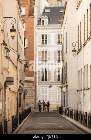 Drei Radfahrer anhalten am Ende einer engen Straße in Paris, Frankreich Stockfoto