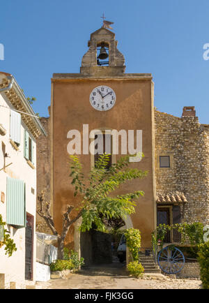 Alte Uhr und Bell Tower, Tor zum historischen mittelalterlichen Dorf von Rasteau, Vaucluse, Provence, Frankreich Stockfoto