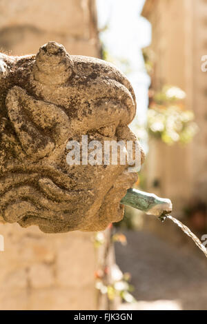 Die Fontaine des Mascarons, einer alten Steinbrunnen im historischen Dorf von Seguret, Vaucluse, Provence, Frankreich Stockfoto