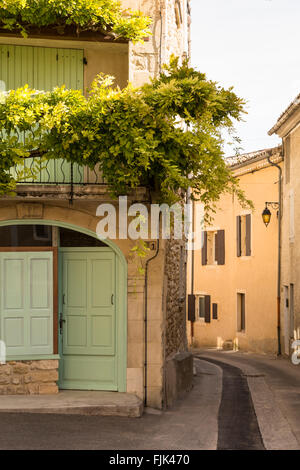 Alte Steinhäuser säumen eine schmale Straße in den typischen historischen Dorf Vinsobres, Côtes du Rhône, Provence, Frankreich Stockfoto