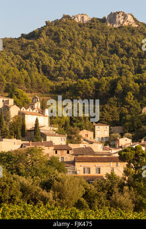 Typische Gebäude aus Stein mit Ziegeldächern im historischen Dorf Gigondas, Vaucluse, Provence, Frankreich Stockfoto