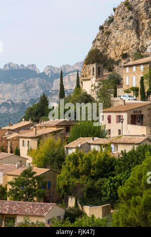 Typischen Steinhäusern mit Ziegeldächer auf einem Hügel in der historischen Dorf von La Roque-Alric, Vaucluse, Provence, Frankreich Stockfoto