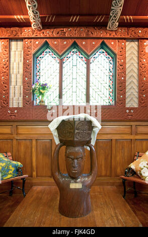 Taufbecken in der St. Marien-Kirche, Tikitiki, New Zealand spiegelt den Einfluss der einheimischen Maori-Kultur Stockfoto