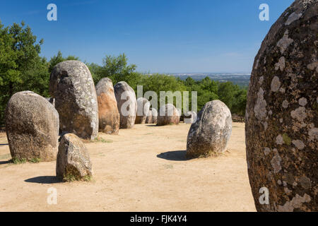 Die Almendes Cromlech, einer prähistorischen neolithische Steinkreis in der Nähe von Evora in der Region Alentejo, Portugal. Europäische Steinzeit Megalithen. Stockfoto