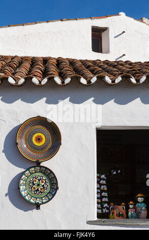 Traditionelles Kunsthandwerk Keramik auf dem Display in einem Shop in Monsaraz, Region Alentejo, Portugal Stockfoto