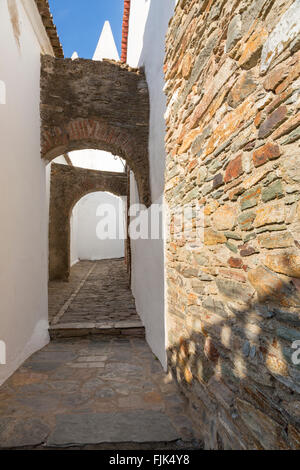 Eine schmale Gasse im historischen Dorf von Monsaraz, Region Alentejo, Portugal Stockfoto