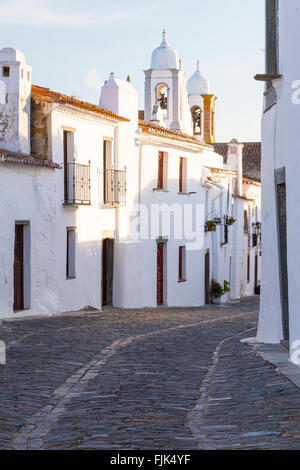 Typische Straßenszene mit weiß getünchten Gebäuden in der historischen Stadt Stadt Monsaraz, Alentejo, Portugal Reiseziele Stockfoto