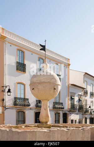 Alte Römische Brunnen in öffentlichen Platz, Evora, Alentejo, Portugal lokale Architektur reisen Sehenswürdigkeiten Stockfoto