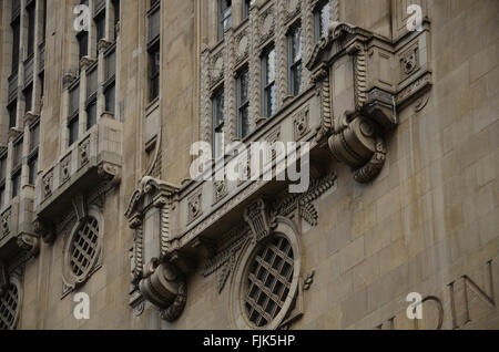 Niedrigen Winkel Ansicht von detailliertes klassische architektonische Facade, Chicago. Illinois, USA Stockfoto