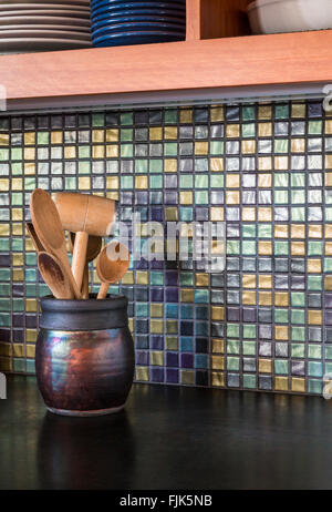 Detail von hoher Qualität, moderne Haus Küche Interieur mit Glas Fliesen Mosaik backsplash, konkrete countertop & Holz- Geschirr in raku Keramik Krug Stockfoto