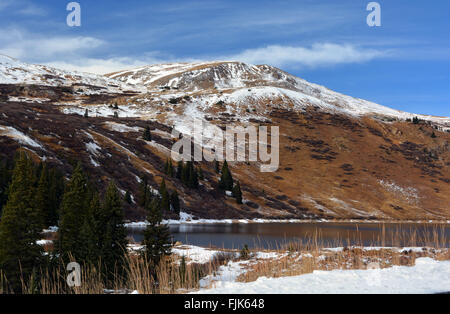 Schneebedeckte Berge See an einem sonnigen Tag Stockfoto