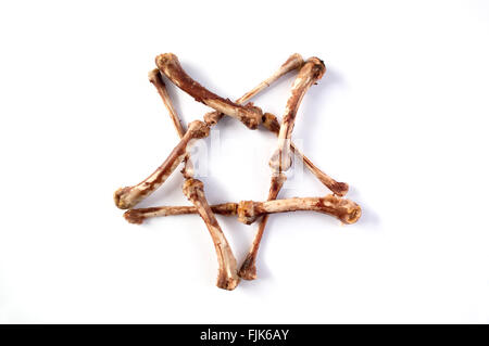 Hühnerknochen invertierten Pentagramm auf weißem Hintergrund Stockfoto
