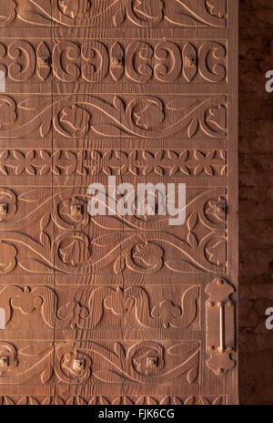 Detail einer fein geschnitzte Holztür an Tumacacori National Historical Park, Arizona. Historischen Spanischen Kolonialen Missionen im amerikanischen Südwesten. Stockfoto