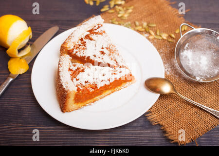 Kürbiskuchen mit Puderzucker auf dem Küchentisch Stockfoto