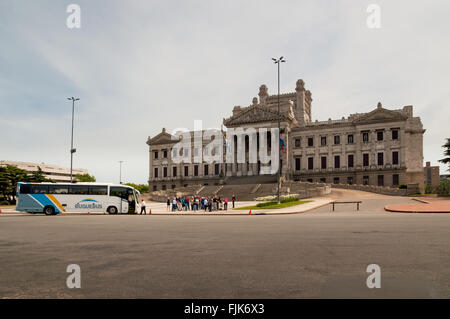 Touristen vor der Fassade des Parlaments von Uruguay, Montevideo, Uruguay. Stockfoto