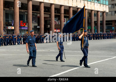 Staatspolizei marschieren in die Parade im Herzen der Innenstadt von Montevideo in der Plaza-Indep Stockfoto