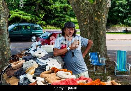 Straße Verkäufer verkaufen Hausschuhe und trinken mate Tee in Montevideo, Uruguay. Stockfoto