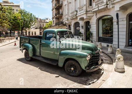 Amerikanische Oldtimer auf Straße in Montevideo, Uruguay. Stockfoto