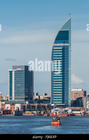 Fernmeldeturm oder Antel Tower ist ein 157 Meter hohen Gebäude in Montevideo Stockfoto
