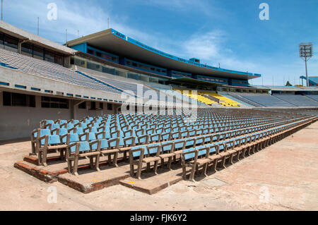 Steht für die Fans im Fußballstadion Centenario, Montevideo, Uruguay Stockfoto