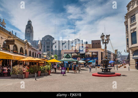 Eine Ansicht der Mercado del Puerto im linken, schneidet die Sehenswürdigkeit in Montevideo, Fleisch zu essen Stockfoto