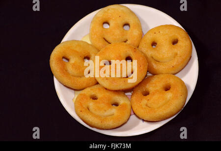 Gemacht mit Kartoffel - Snack gebraten Kartoffel wie Lächeln, Form; ein beliebter indischer Snack. Stockfoto