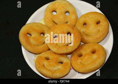 Gemacht mit Kartoffel - Snack gebraten Kartoffel wie Lächeln, Form; ein beliebter indischer Snack. Stockfoto