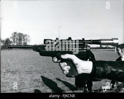 1973 - die blinde Schläge auf den Wettbewerb: gab es ein Wettbewerb in Schweden zwischen sehen und blinde Schüsse. Die blinden gewonnen. Sie taten es durch den Einsatz einer neuartiges Anblick der Dämmplatten auf Gewehre sowie Bögen werden kann. Anstelle der Anblick es als kleines Kästchen auf dem Gewehr. Die Box ist einen Ton übertragen. Die Perle wird durch eine elektrische Fotozelle ersetzt. Das Ziel hat Ringe, gemalt in der kompletten Grauskala. Das Zentrum ist reinweiß. Wenn der Schütze Ziel stattfindet ist die Box sehr laut, wenn er die äußeren Teile des Ziels gerichtet ist. Je mehr in der Mitte zeigt er den lowe Stockfoto