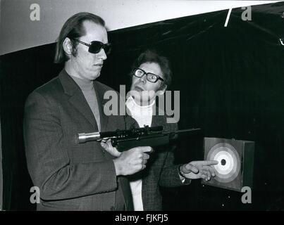 1973 - die blinde Schläge auf den Wettbewerb: gab es ein Wettbewerb in Schweden zwischen sehen und blinde sh' blinde gewonnen. Sie taten es durch den Einsatz einer neuartiges Anblick der Dämmplatten auf Gewehre sowie Bögen werden kann. Anstelle der Anblick ist ein kleines Kästchen auf dem Gewehr. Die Box ist einen Ton übertragen. Die Perle wird durch eine elektrische Fotozelle ersetzt. Das Ziel hat Ringe, gemalt in der kompletten Grauskala. Das Zentrum ist reinweiß. Wenn der Schütze Ziel stattfindet ist die Box sehr laut, wenn er die äußeren Teile des Ziels gerichtet ist. Je mehr ins Zentrum zeigt er desto geringer die soun Stockfoto