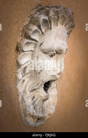 Antike Marmorskulptur Darstellung eines Kopfes mit offenem Mund. Stockfoto