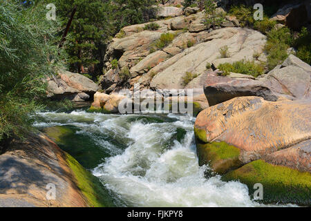 Flusswasser Kaskadierung durch Moos bedeckt Bergfelsen Stockfoto