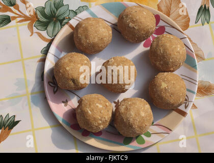 Traditionelle indische Pinni / Dessert mit trockenen Früchten gemacht Stockfoto