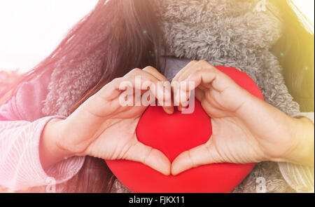 Liebe Konzept abstrakten Hintergrund Frauen Hände auf rotes Herz Herzform gemacht Stockfoto