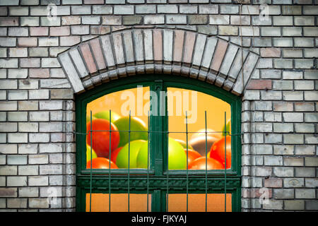 Details der Architektur der alten Stadt. Grünes Fenster in alte Mauer. Budapest, Ungarn, Europa zu reisen. Stockfoto