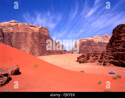 Die Wadi rum Wüste in Jordanien erkunden mit ein Fahrzeug mit Allradantrieb Stockfoto