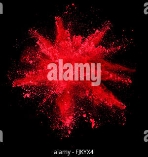 Explosion der roten Pulver auf schwarzem Hintergrund Stockfoto