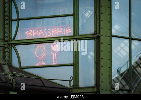 Details der Straßencafé in Wien, Österreich. Fenster mit Neon Schild Inschrift Brasserie, Glas und Gabel. Europa zu reisen. Stockfoto