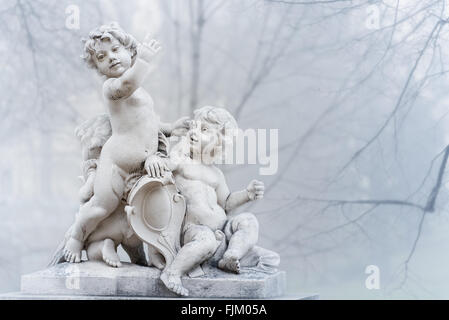 Weiße Statue Engel Boys im Park der Stadt. Wien, Österreich. Europa zu reisen. Stockfoto