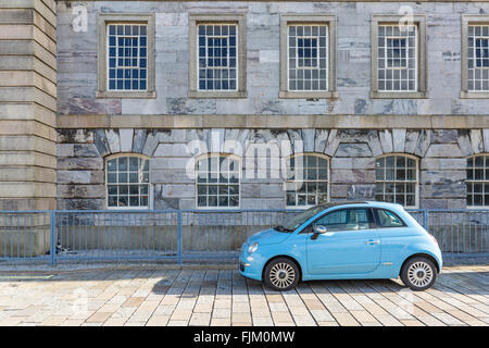 Einem blauen Fiat 500 Auto parkte vor ein interessantes Gebäude Stockfoto