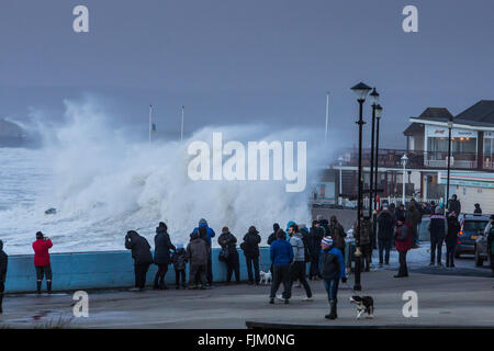 Sturm-Imogen verprügelt, die Strandpromenade bei Westward Ho! in Nord-Devon Stockfoto