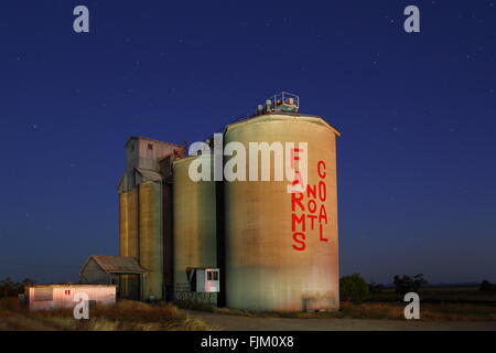 Bauern malte einen Protest an der Seite ein Getreidesilo in Breeza, New South Wales. Auf dem Schild steht "Farmen nicht Kohle". Stockfoto