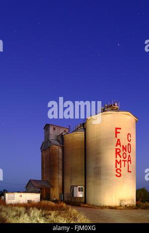 Bauern malte einen Protest an der Seite ein Getreidesilo in Breeza, New South Wales. Auf dem Schild steht "Farmen nicht Kohle". Stockfoto