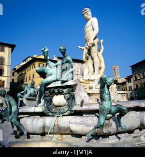 An einem Sommertag auf der Neptun-Brunnen auf der Piazza della Signoria in Florenz, Toskana, Italien anzeigen Stockfoto