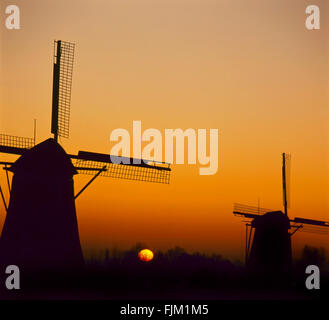 Holländische Windmühlen kurz vor Sonnenaufgang. Kinderdijk, Niederlande. Dies ist ein UNESCO-Weltkulturerbe Stockfoto