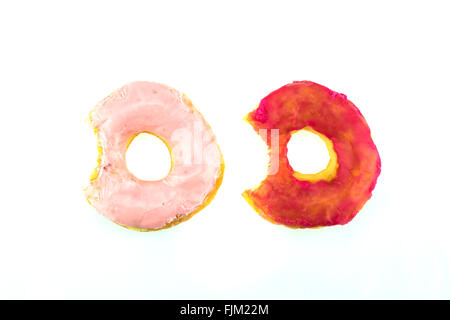 Zwei rosa gebissen Donuts isoliert auf weißem Hintergrund Stockfoto