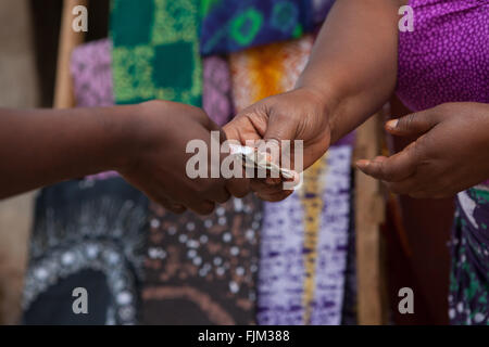 Eine Frau kauft Krawatte starb Tuch von einer Schneiderin, Tansania Stockfoto