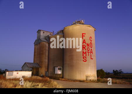 Bauern malte einen Protest an der Seite ein Getreidesilo in Breeza, New South Wales. Auf dem Schild steht "Farmen nicht Kohle". Stockfoto