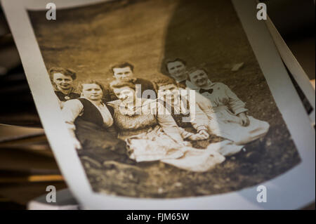 altes Foto auf einem Flohmarkt-Stand zeigt eine Gruppe von Frauen Stockfoto