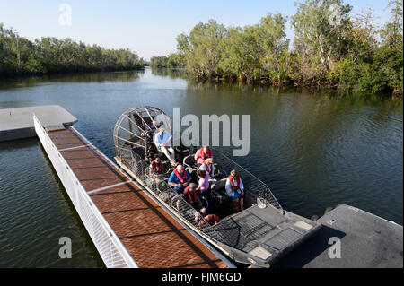 Touristen die Vorbereitung für eine Fahrt auf einem Airboat, Outback Wasserflugzeug Abenteuer, Darwin, Northern Territory, NT, Australien Stockfoto